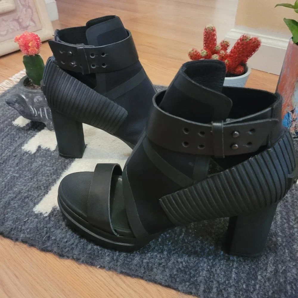 Sexy Cross Sorel Pumps - Picture 2 of 8